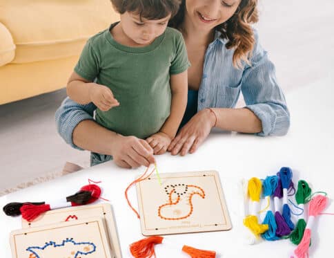 Kit Broderie Bois Laçage Enfant | Cartes Animaux + Fils Colorés | Maroc
